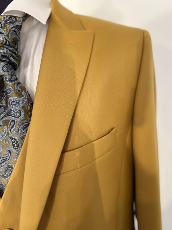 Costume trois pièces jaune moutarde Enzo Romano avec veste structurée, gilet orné de quatre boutons et pantalon à coupe ajustée, accompagné d'une cravate assortie à motifs.