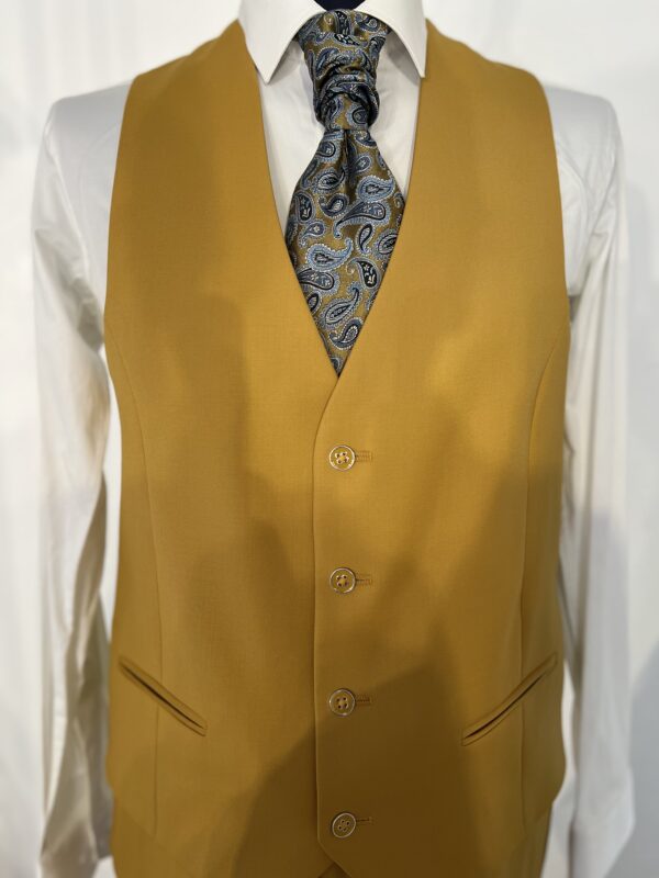 Costume trois pièces jaune moutarde Enzo Romano avec veste structurée, gilet orné de quatre boutons et pantalon à coupe ajustée, accompagné d'une cravate assortie à motifs.