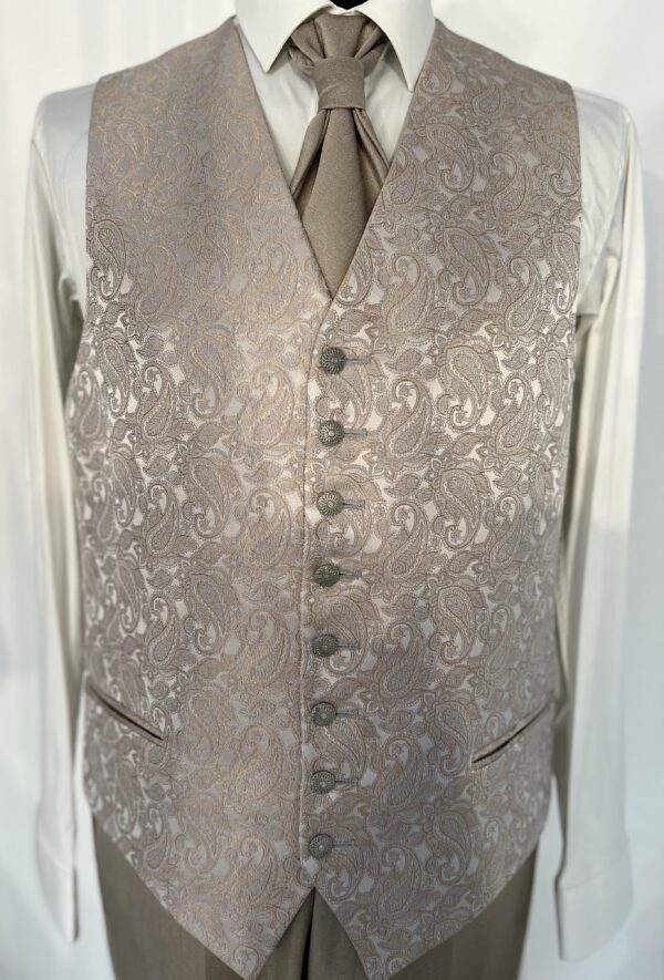 Costume trois pièces Enzo Romano gris rosé avec veste à col officier, gilet assorti à motifs subtils et pantalon ajusté, parfait pour un mariage élégant.