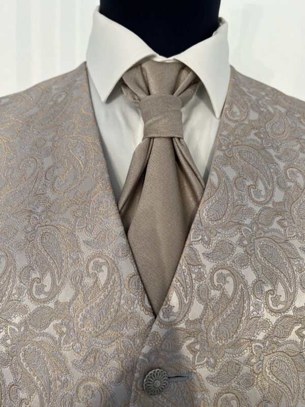 Costume trois pièces Enzo Romano gris rosé avec veste à col officier, gilet assorti à motifs subtils et pantalon ajusté, parfait pour un mariage élégant.