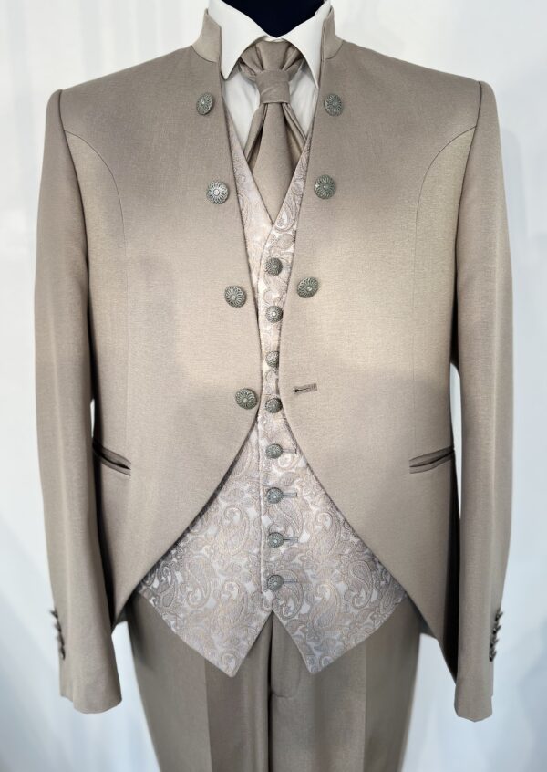 Costume trois pièces Enzo Romano gris rosé avec veste à col officier, gilet assorti à motifs subtils et pantalon ajusté, parfait pour un mariage élégant.