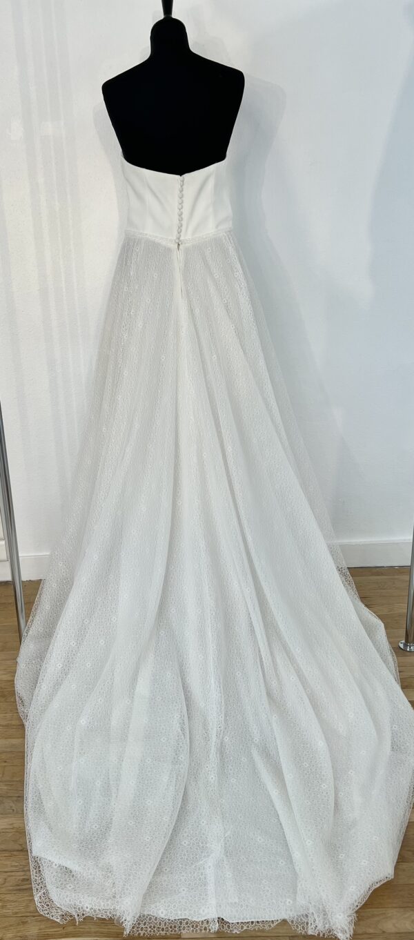 Robe de mariée princesse en dentelle brodée avec bustier structuré et jupe volumineuse fluide