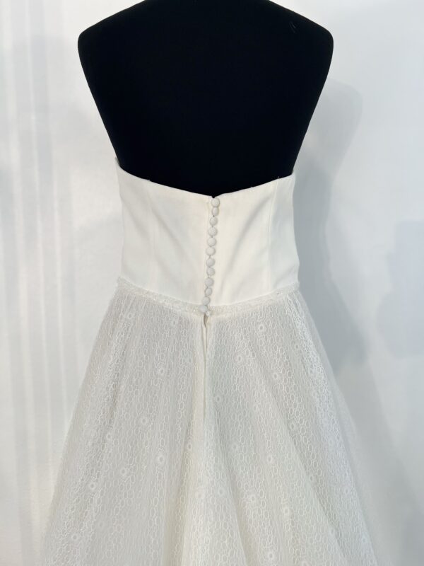 Robe de mariée princesse en dentelle brodée avec bustier structuré et jupe volumineuse fluide