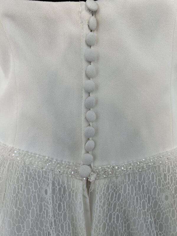 Robe de mariée princesse en dentelle brodée avec bustier structuré et jupe volumineuse fluide