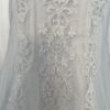 Robe sirène en dentelle florale baroque avec décolleté plongeant et jupe en tulle transparent