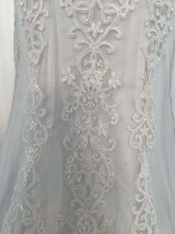 Robe sirène en dentelle florale baroque avec décolleté plongeant et jupe en tulle transparent