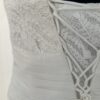 Robe de mariée bustier en tulle blanc, corsage texturé, volants superposés et base légèrement transparente, pour une silhouette aérienne et romantique.