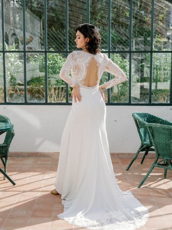 Robe de mariée Tina d’Angeola en tulle illusion avec broderies florales, décolleté en dentelle et ceinture géométrique.