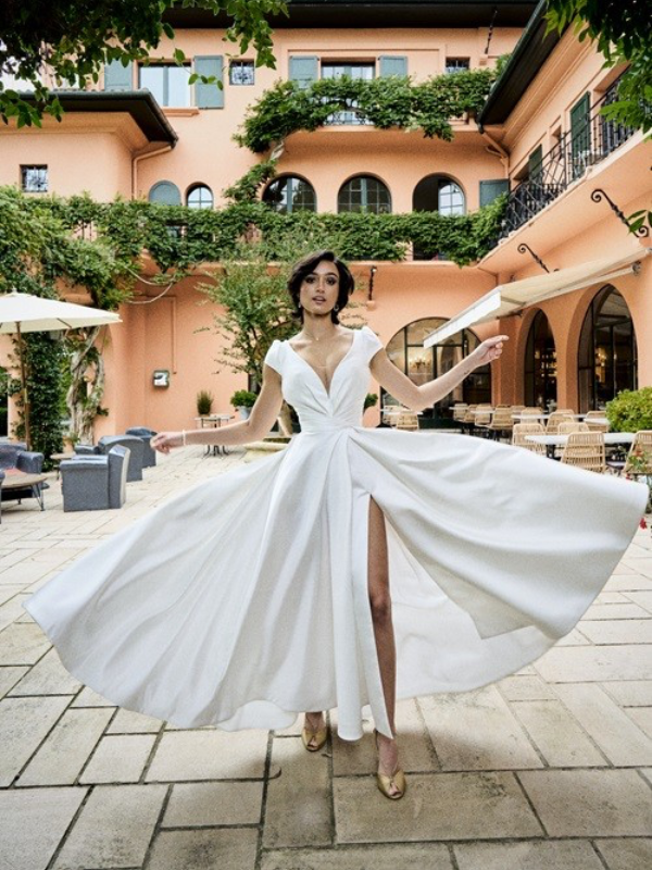 Robe de mariée moderne Topaze par Angeola, avec décolleté en V, fente élégante et jupe fluide
