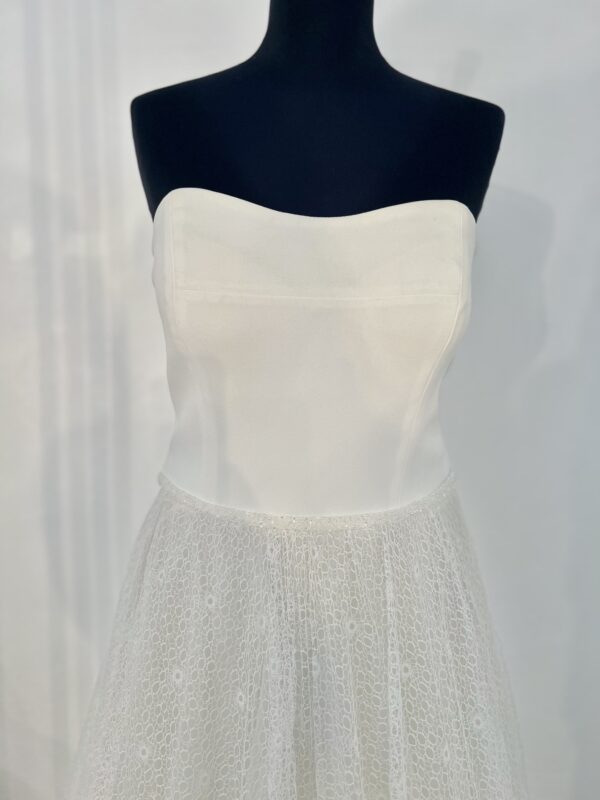 Robe de mariée princesse en dentelle brodée avec bustier structuré et jupe volumineuse fluide