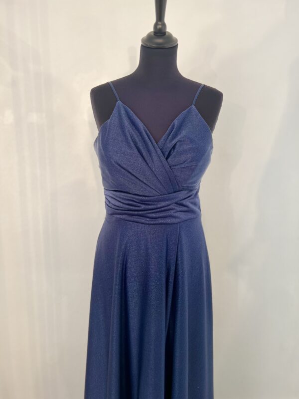 Robe de cocktail longue bleu marine scintillante avec une coupe fluide, un tissu lumineux et une silhouette élégante, idéale pour une soirée raffinée.