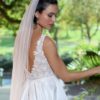 La robe de mariée Tiara avec décolleté en V, bustier en dentelle, ceinture perlée et jupe fluide en satin