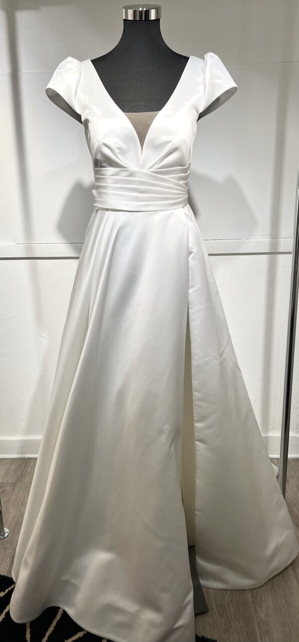 Robe de mariée moderne Topaze par Angeola, avec décolleté en V, fente élégante et jupe fluide