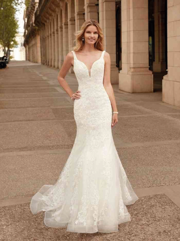 Robe sirène en dentelle florale baroque avec décolleté plongeant et jupe en tulle transparent