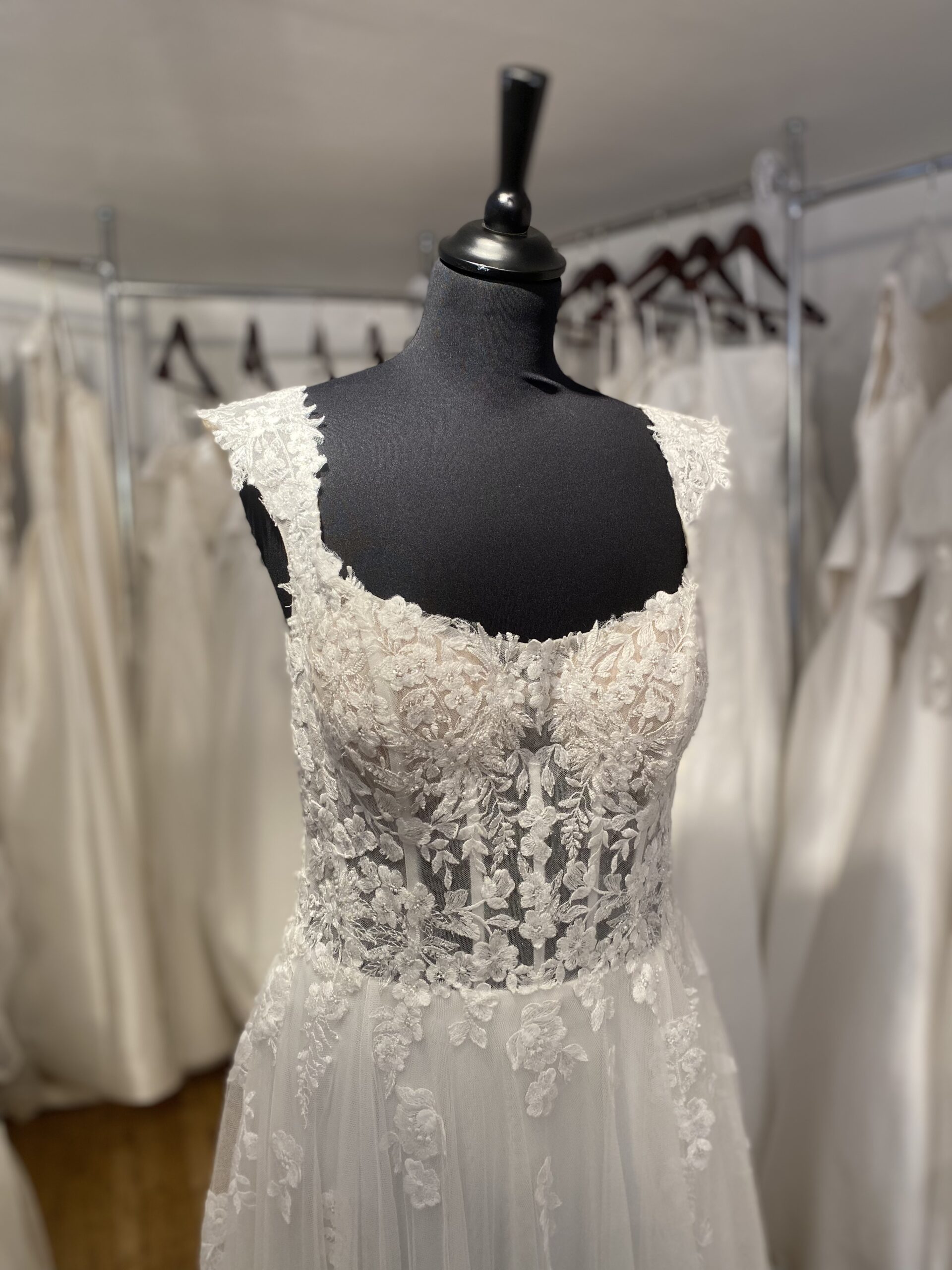 Détails du bustier de la robe de mariée princesse en tulle aérienne 20007 Justin Alexander