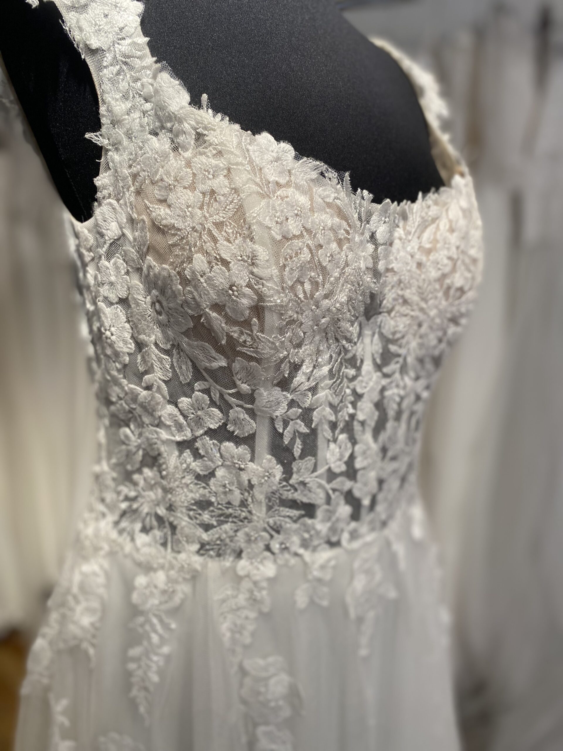 Zoom sur la qualité du tulle souple de luxe et les finitions du bustier 20007