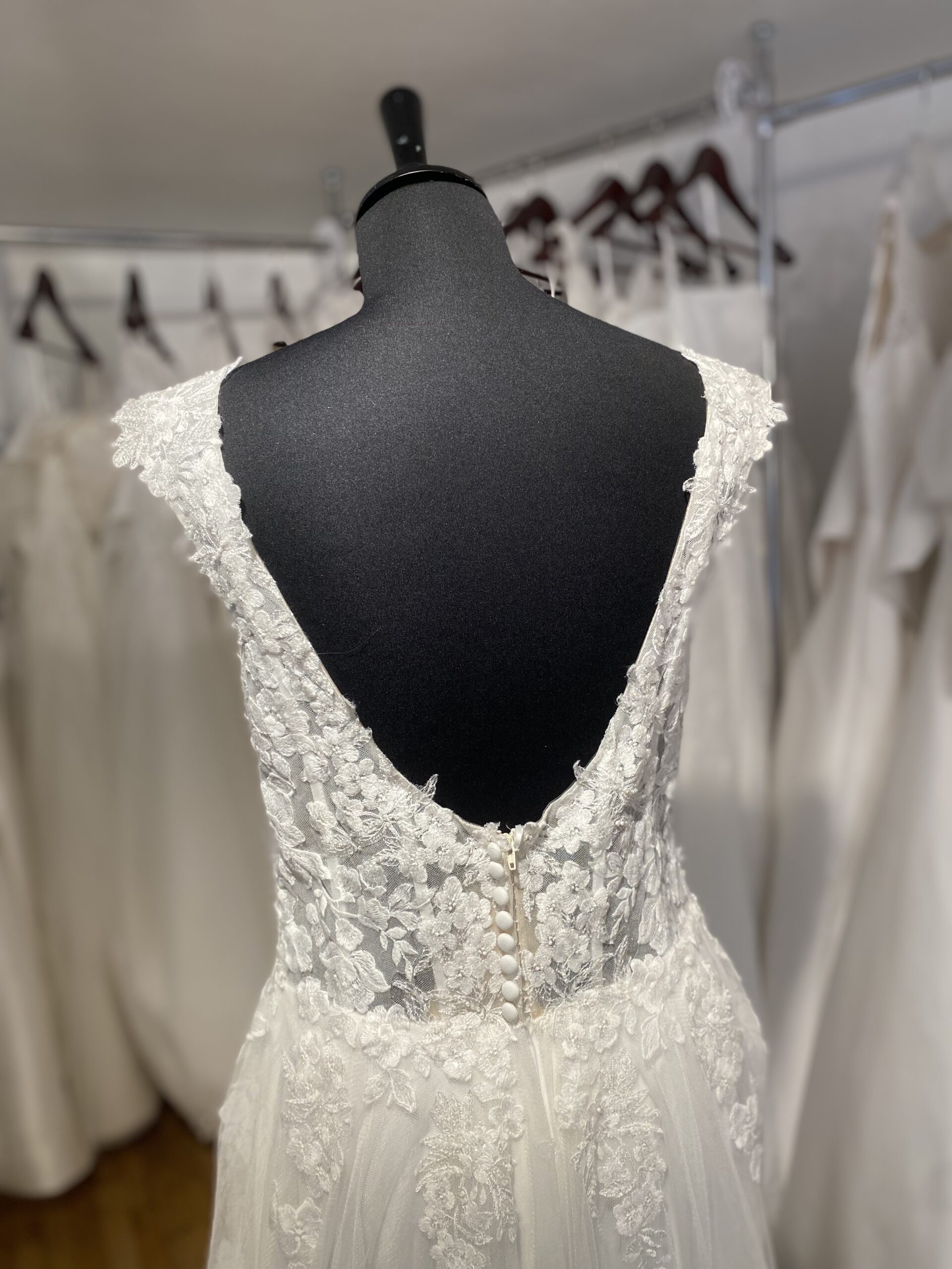 Vue du haut du dos de la robe de mariée princesse 20007 en tulle