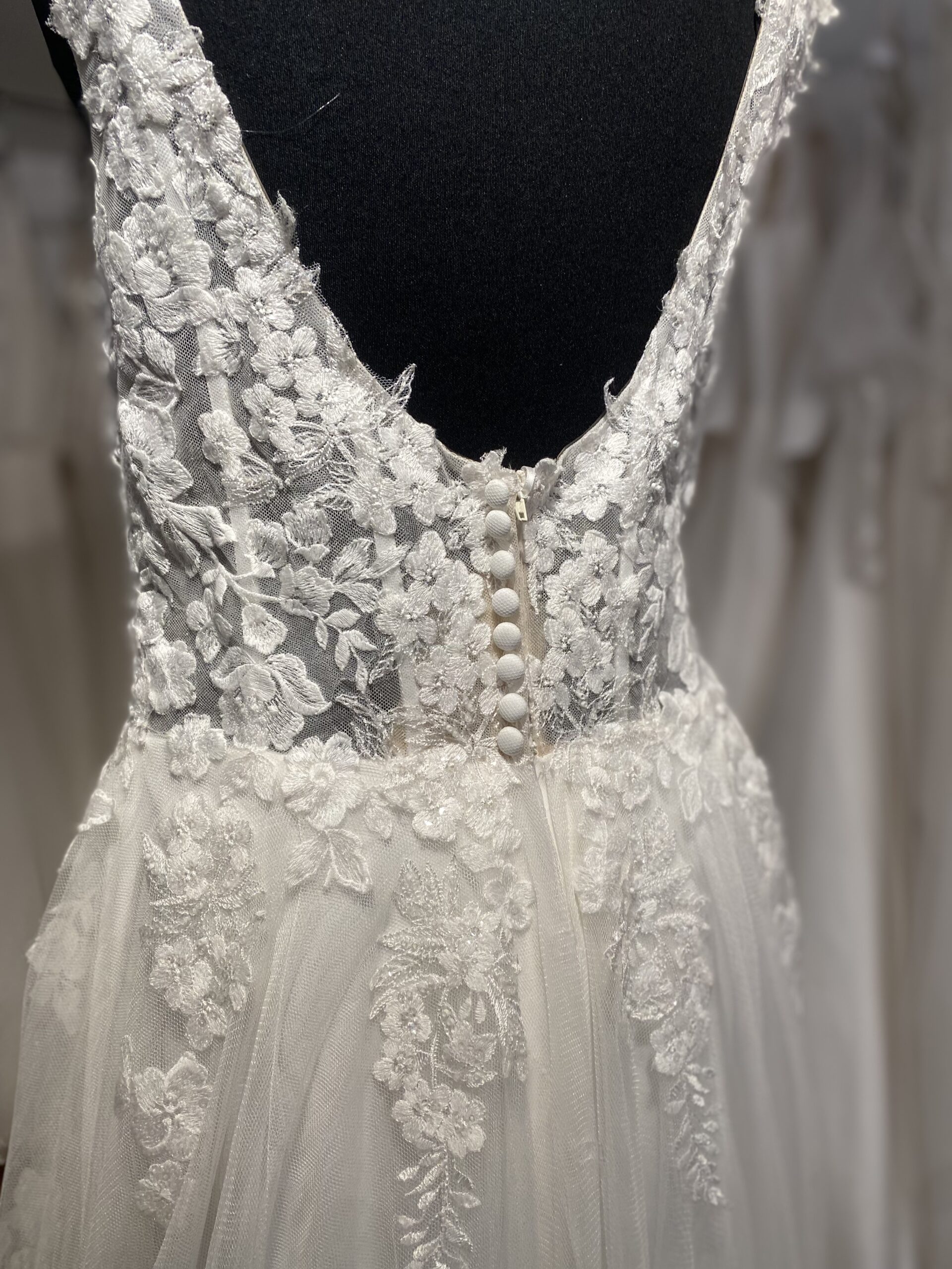 Zoom finitions dos et détails de confection robe de mariée princesse 20007