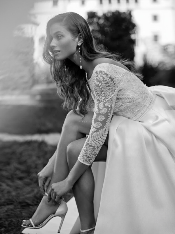 Photo artistique en noir et blanc de la robe de mariée princesse Suna en mikado par Aire Barcelona