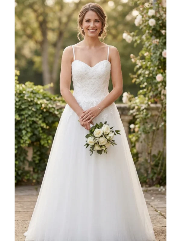 Robe de mariée princesse en tulle Jaelle par Couture Nuptiale présentée de face.