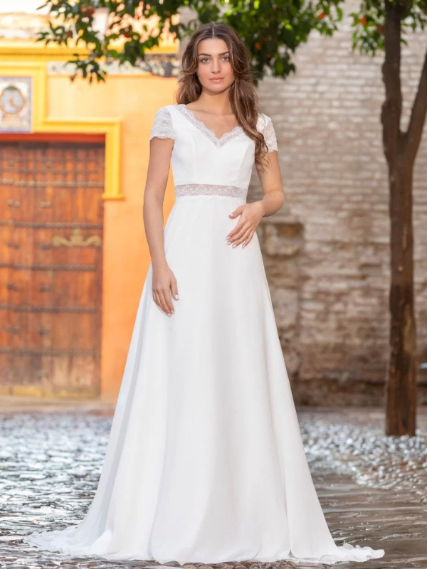 Robe de mariée trapèze en crêpe fluide BM2315 de la marque BO'M présentée de face.