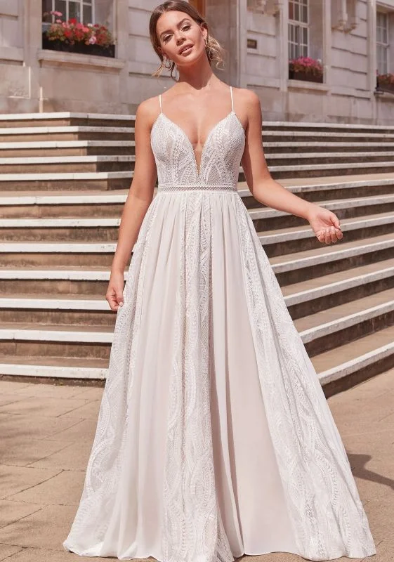 Robe de mariée trapèze Adore 11233 par Justin Alexander en dentelle et mousseline blanche vue de face.