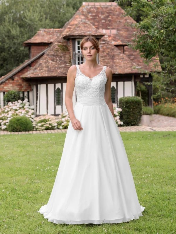 Robe de mariée princesse en mousseline et bustier en dentelle 23706 par One and Only, vue de face entière.