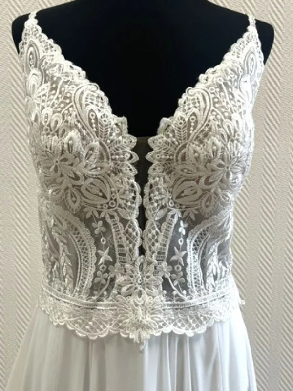 Détail du bustier en dentelle florale avec décolleté plongeant en V et empiècement illusion sur la robe de mariée modèle 23407.