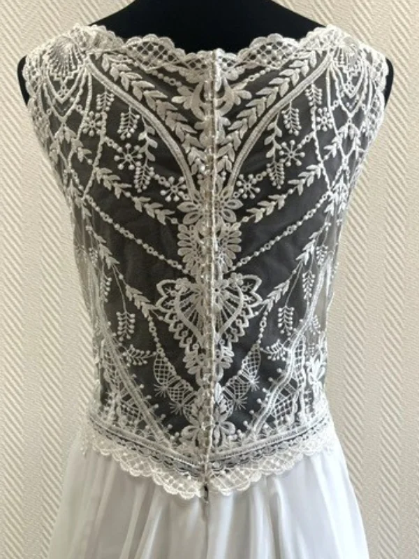 Détail du dos illusion en dentelle florale avec fermeture boutonnée sur la robe de mariée modèle 23407.