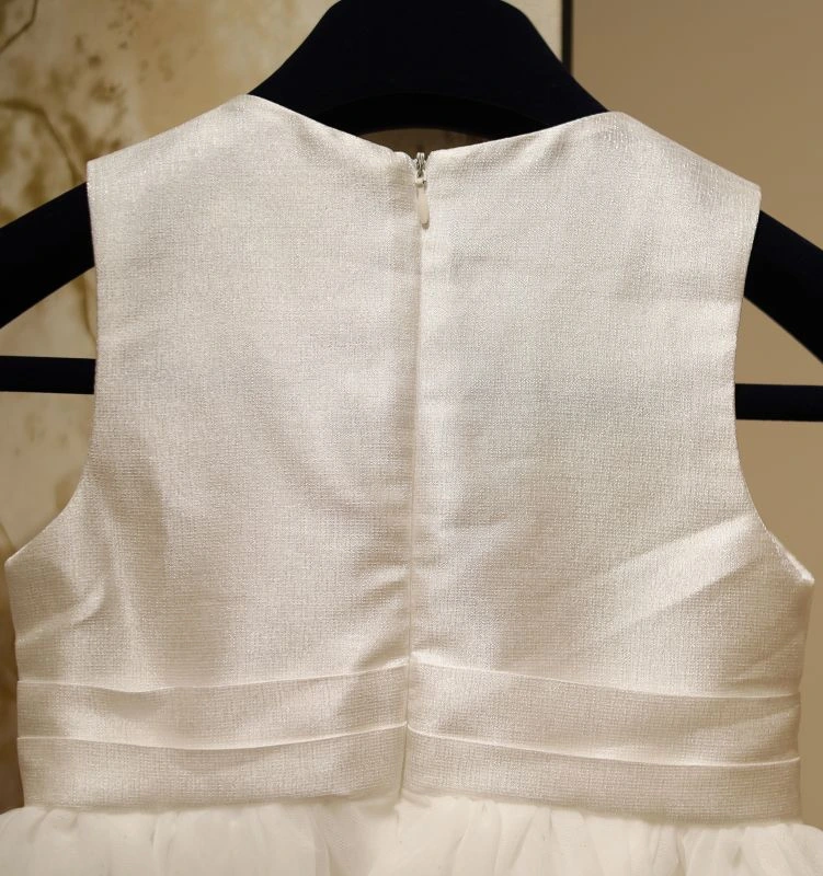 Gros plan sur le haut du dos en satin brillant et la fermeture éclair invisible de la robe fillette de cérémonie Anouk.