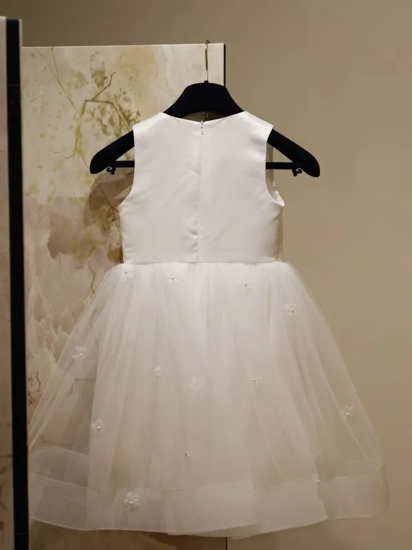 Robe de cérémonie fillette blanche Tiffany vue de dos sur cintre au showroom Petite Folie de Saint-Georges-lès-Baillargeaux près de Poitiers.