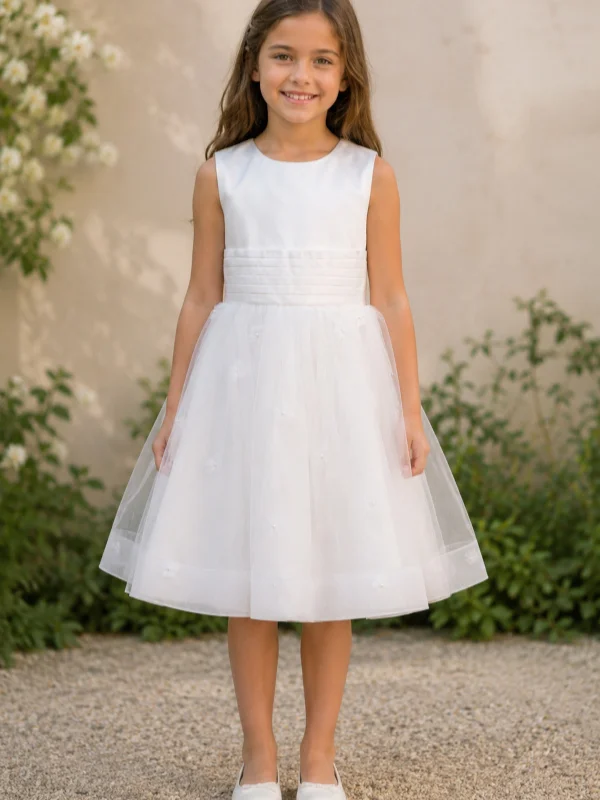Robe de cortège blanche pour fillette modèle Tiffany par Petite Folie, en satin et tulle brodé de petites fleurs, vue de face.