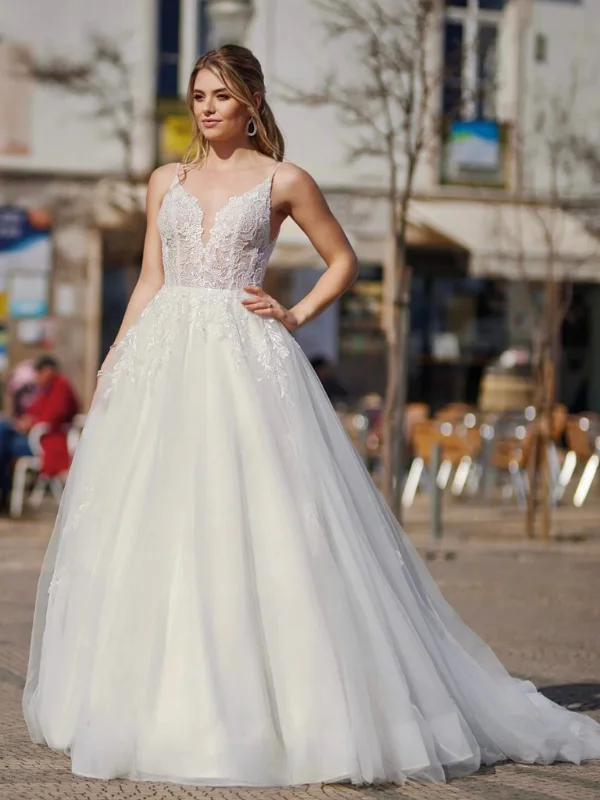 Robe de mariée princesse en tulle vaporeux multicouche Très Chic 23236 vue d'ensemble