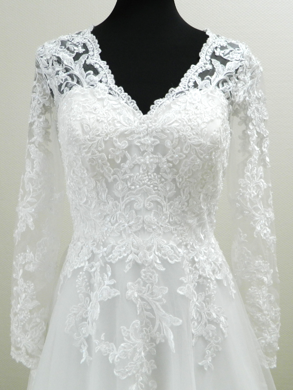Détail du bustier en dentelle florale perlée et manches longues de la robe de mariée Lovely 23419.
