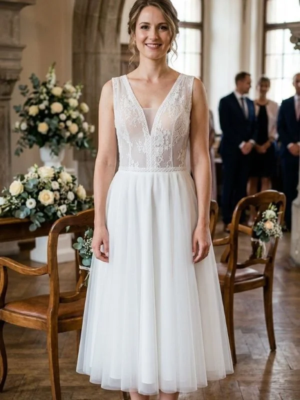 Robe de mariée courte modèle Kasmira par Te Amo en taille 44, avec bustier illusion en dentelle, décolleté en V et jupe midi fluide, vue de face sur mannequin.