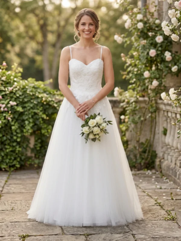Robe de mariée princesse en tulle Jaelle par Couture Nuptiale présentée de face.