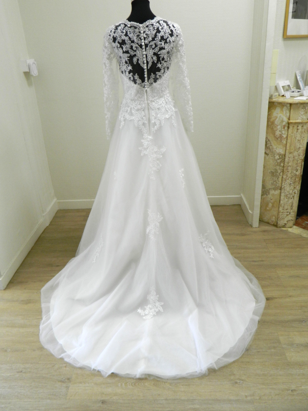 Vue de dos de la robe de mariée Lovely 23419 sur portant, soulignant le dos illusion en dentelle et le boutonage élégant.