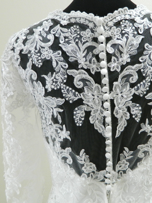Gros plan sur le dos illusion en dentelle florale et la boutonnière raffinée de la robe de mariée Lovely 23419.