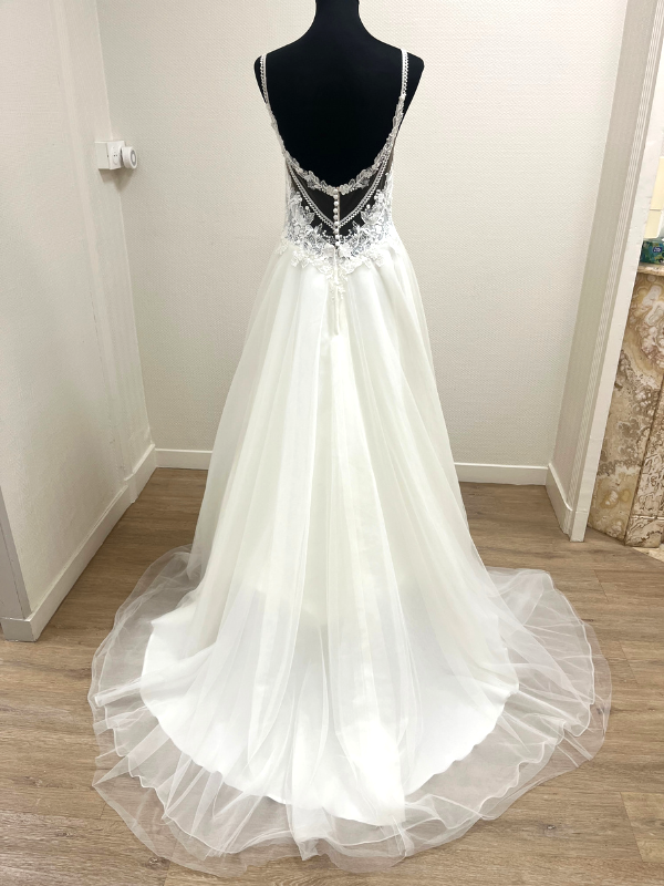 Vue de dos de la robe de mariée princesse Très Chic 23419 : dos nu plongeant en dentelle et boutonnage raffiné.