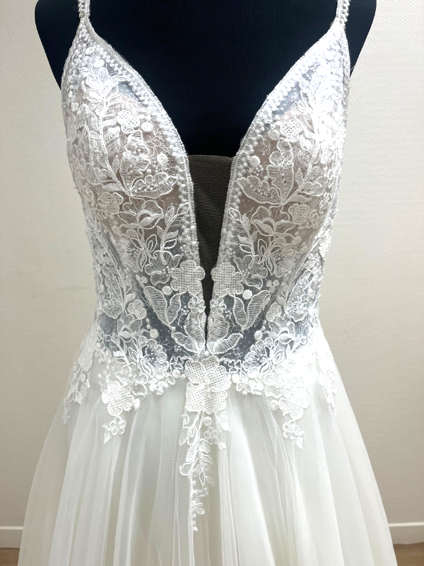Détail du bustier à décolleté plongeant et dentelle florale perlée de la robe de mariée Très Chic 23419.