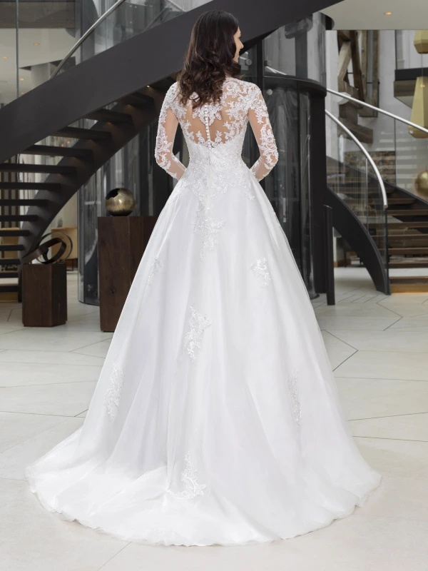 Vue de dos de la robe de mariée princesse Lovely 23419 avec dos illusion en dentelle et boutonnage raffiné.