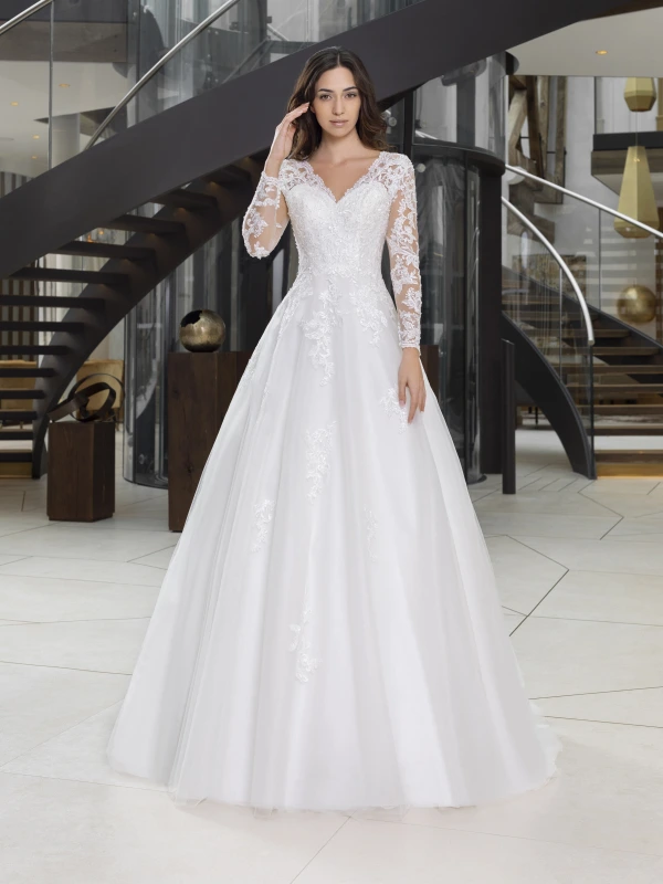 Robe de mariée princesse Lovely 23419 en tulle avec manches longues en dentelle, vue de face.