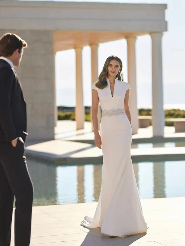 Robe de mariée fourreau en crêpe de luxe Rosa Clara Vasco vue d'ensemble