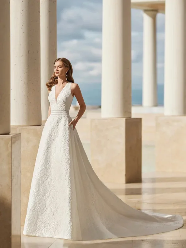 Robe de mariée princesse en mikado structuré Rosa Clará Vowel vue d'ensemble