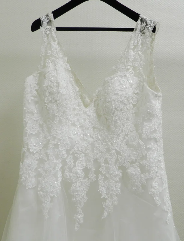 Gros plan sur le bustier en dentelle délicate de la robe de mariée princesse Shaily
