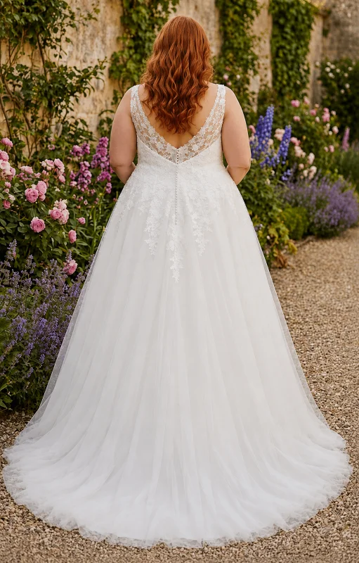 Robe de mariée princesse Shaily vue de dos, dos nu en dentelle et boutonnage traditionnel, taille 54