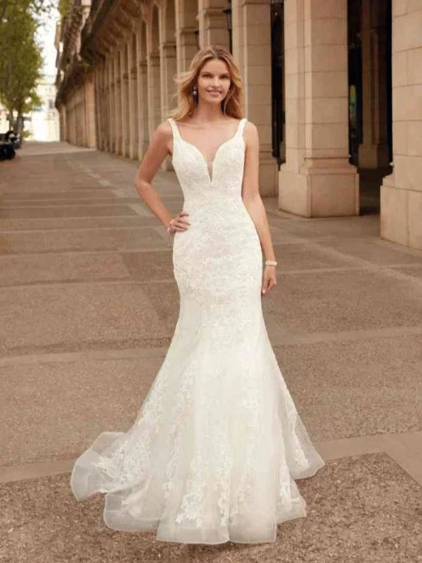 La robe de mariée 311406 signée Susanna Rivieri, au charme baroque incarne une élégance audacieuse et majestueuse.