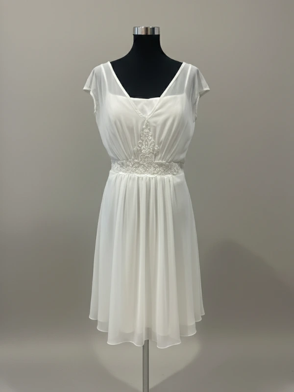 Robe de mariée courte blanche modèle NY2779 par Fashion New York en taille 46, vue de face entière sur mannequin de couture au showroom.