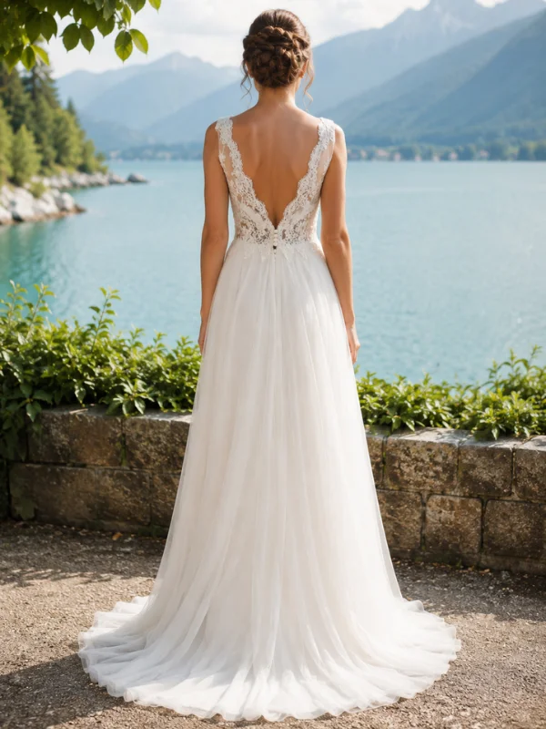 Vue arrière de la robe de mariée Cachou signée Cymbeline sur mannequin, révélant le détail du dos en dentelle, la rangée de boutons perlés et la traîne élégante.