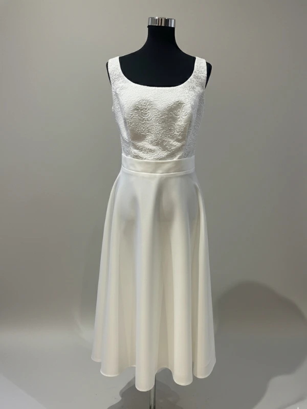 Robe de mariée courte en crêpe et dentelle Alessia par Allen Rich en taille 44, vue de face sur mannequin de couture au showroom.